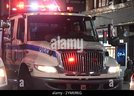 Chelsea, Manhattan, New York, Deer. November 2024. (Neu) Mann erstochen im chelsea-Bereich von manhattan, New york. 20. November 2024, manhattan, New york, usa: Gegen 16:32 Uhr, mittwochnachmittag, in der Nähe der West 34th Street und 8th Avenue, wurde ein Mann auf den rechten Unterarm, den unteren Rücken und das rechte Bein gestochen und ist in stabilem Zustand gelistet. Zu diesem Zeitpunkt wurden keine Verhaftungen vorgenommen. Obligatorisch (Credit Image: © Kyle Mazza/TheNEWS2 via ZUMA Press Wire) NUR REDAKTIONELLE VERWENDUNG! Nicht für kommerzielle ZWECKE! Stockfoto