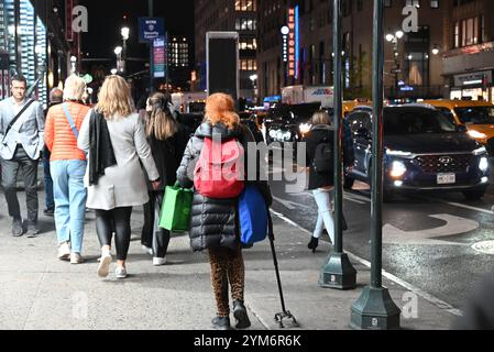 Chelsea, Manhattan, New York, Deer. November 2024. (Neu) Mann erstochen im chelsea-Bereich von manhattan, New york. 20. November 2024, manhattan, New york, usa: Gegen 16:32 Uhr, mittwochnachmittag, in der Nähe der West 34th Street und 8th Avenue, wurde ein Mann auf den rechten Unterarm, den unteren Rücken und das rechte Bein gestochen und ist in stabilem Zustand gelistet. Zu diesem Zeitpunkt wurden keine Verhaftungen vorgenommen. Obligatorisch (Credit Image: © Kyle Mazza/TheNEWS2 via ZUMA Press Wire) NUR REDAKTIONELLE VERWENDUNG! Nicht für kommerzielle ZWECKE! Stockfoto