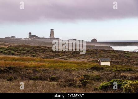 Piedres Blancas Leuchtturm an der kalifornischen Küste in der Nähe von Cambria, Kalifornien Stockfoto