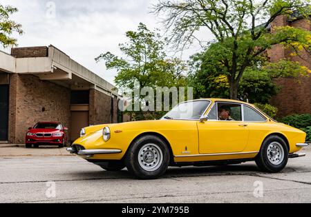 Chicago, Illinois - 29. September 2024: 1969 Ferrari 365GTC auf der Straße. Gelber 1969 Ferrari 365GTC. Stockfoto