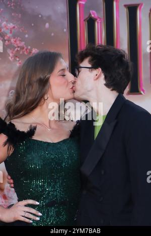 Tess McCracken, Stephen Nedroscik 11/09/2024 Los Angeles Premiere von „Wicked“ im Dorothy Chandler Pavilion in Los Angeles, KALIFORNIEN Foto: Izumi Hasegawa / Hollywood News Wire Inc Stockfoto