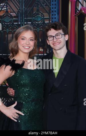 Tess McCracken, Stephen Nedroscik 11/09/2024 Los Angeles Premiere von „Wicked“ im Dorothy Chandler Pavilion in Los Angeles, KALIFORNIEN Foto: Izumi Hasegawa / Hollywood News Wire Inc Stockfoto