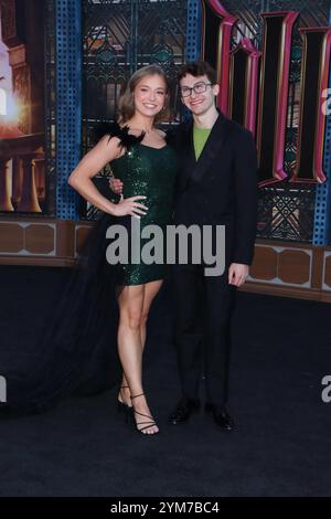 Tess McCracken, Stephen Nedroscik 11/09/2024 Los Angeles Premiere von „Wicked“ im Dorothy Chandler Pavilion in Los Angeles, KALIFORNIEN Foto: Izumi Hasegawa / Hollywood News Wire Inc Stockfoto