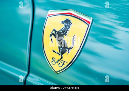 Chicago, Illinois - 29. September 2024: F errari 500 Superfast Speziale 1965 Logo. Grüner Ferrari-Schriftzug Stockfoto