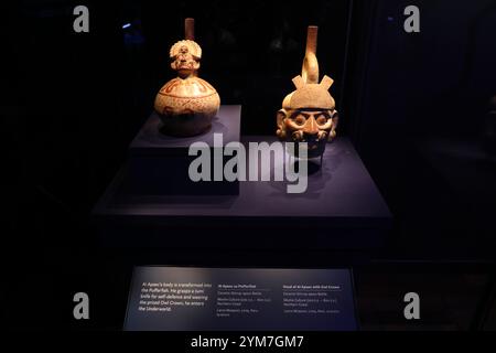 Sydney, Australien. November 2024. Medienvorschau von Macchu Picchu und den Goldenen Reichen Perus. Die Ausstellung zeigt 134 unbezahlbare Artefakte, darunter die größte Sammlung von Andengold, die jemals außerhalb Perus reiste. Abbildung: Keramikflaschen mit Rührbügel und Trinkschnabel. Moche Culture (100 v. Chr. - 800 v. Chr.) Ai Apaec als Pufferfisch und Leiter Ai Apaec mit Eulenkrone. Richard Milnes/Alamy Live News Stockfoto