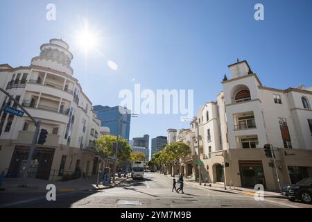 Westwood Village, Los Angeles, Kalifornien, USA - 16. November 2024: Einzelpersonen spazieren durch die historische Innenstadt von Westwood Village. Stockfoto