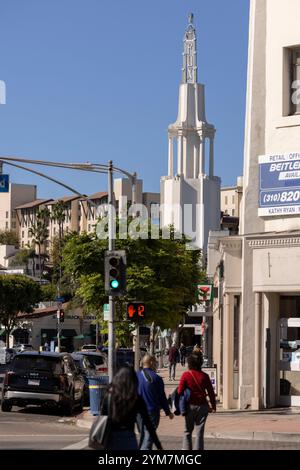 Westwood Village, Los Angeles, Kalifornien, USA - 16. November 2024: Einzelpersonen spazieren durch die historische Innenstadt von Westwood Village. Stockfoto