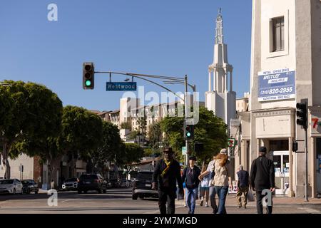 Westwood Village, Los Angeles, Kalifornien, USA - 16. November 2024: Einzelpersonen spazieren durch die historische Innenstadt von Westwood Village. Stockfoto