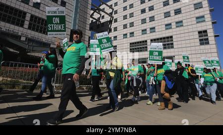 Peking, USA. November 2024. Mitarbeiter des Gesundheitswesens protestieren am 20. November 2024 vor dem Ronald Reagan UCLA Medical Center in Los Angeles, Kalifornien, USA. Fast 40.000 Beschäftigte des Gesundheitswesens an der University of California (UC), einem führenden öffentlichen Universitätssystem in den Vereinigten Staaten, starteten am Mittwochmorgen einen zweitägigen Streik. Quelle: Qiu Chen/Xinhua/Alamy Live News Stockfoto