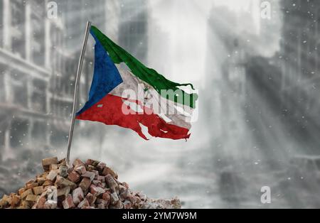 Schmutzige und zerrissene Flagge Äquatorialguineas, Symbol für Widerstand und Sieg. Ein Schauplatz von Krieg und Verwüstung, die Ruinen einer Stadt, die durch Konflikte zerstört wurde. 3 Stockfoto