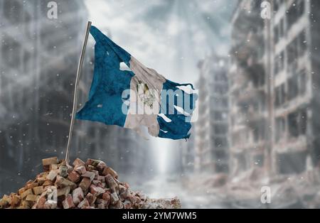 Schmutzige und zerrissene Flagge Guatemalas, Symbol des Widerstands und des Sieges. Ein Schauplatz von Krieg und Verwüstung, die Ruinen einer Stadt, die durch Konflikte zerstört wurde. 3D-Rendering Stockfoto