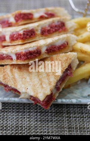 Genießen Sie köstliche gegrillte Sandwiches mit knusprigen Pommes frites, die eine ideale Mahlzeit sind Stockfoto