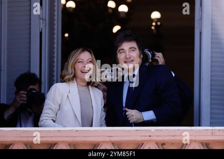 Buenos Aires, Argentinien - 20. November 2024: Die italienische Premierministerin Giorgia Meloni besuchte Casa Rosada während ihres offiziellen Staatsbesuchs in Argentinien, wo sie sich mit Präsident Javier Milei traf. Nach ihren Diskussionen über Handel, wirtschaftliche Zusammenarbeit und kulturellen Austausch nahm Meloni an einer Protokollfotosession Teil und würdigte die argentinische Tradition, indem er auf den ikonischen Balkon trat, um die unten versammelte Menge zu begrüßen. Diese Geste unterstrich die warme diplomatische Beziehung zwischen den beiden Nationen. (Foto von UNAR Photo) Stockfoto