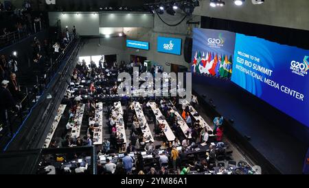 Rio de Janeiro, Brasilien, 18. November 2024. Die Reporterin arbeitet am 18. November 2024 Ortszeit im G20 Summit International Media Center in Rio de Janeiro. Quelle: Han Haidan/China News Service/Alamy Live News Stockfoto