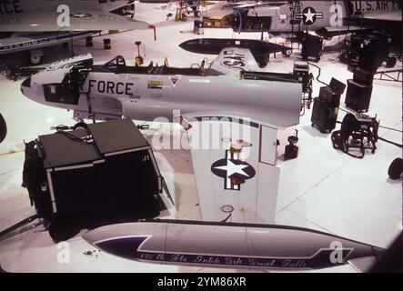 T-33A zerlegt in Montana ANG Hangar. Das schlanke Design dieses gerade geflügelten Trainers wurde von Lockheeds „Kelly“ Johnson entworfen, um einige der Trainingsprobleme zu lösen, die bei seinem P-80 auftreten. Die P-80 wurde während des Zweiten Weltkriegs nicht in Dienst gestellt, aber sie war im ersten Jet-to-Jet-Kampf siegreich. Die P-80 stürzte 1950 eine MIG-15 über Korea ab. Die MIG-15, die von einer russischen Kopie der Allison J33-A-35 in der P-80 angetrieben wurde, wurden umfangreiche Wartungs- und Reparaturarbeiten durchgeführt, bevor die T-33 an Foreign Military Sales und ihren endgültigen Bestimmungsort in Mexiko übergeben wurden. Stockfoto