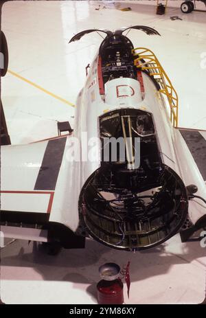 Antikes T-33A Shooting Star (T-Bird) zerlegt in Montana ANG Hangar. Umfangreiche Wartungs- und Reparaturarbeiten wurden durchgeführt, bevor die T-33 an Foreign Military Sales und ihren endgültigen Bestimmungsort in Mexiko verlegt wurden. Stockfoto