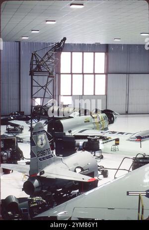 T-33A zerlegt in Montana ANG Hangar. Das schlanke Design dieses gerade geflügelten Trainers wurde von Lockheeds „Kelly“ Johnson entworfen, um einige der Trainingsprobleme zu lösen, die bei seinem P-80 auftreten. Die P-80 wurde während des Zweiten Weltkriegs nicht in Dienst gestellt, aber sie war im ersten Jet-to-Jet-Kampf siegreich. Die P-80 stürzte 1950 eine MIG-15 über Korea ab. Die MIG-15, die von einer russischen Kopie der Allison J33-A-35 in der P-80 angetrieben wurde, wurden umfangreiche Wartungs- und Reparaturarbeiten durchgeführt, bevor die T-33 an Foreign Military Sales und ihren endgültigen Bestimmungsort in Mexiko übergeben wurden. Stockfoto