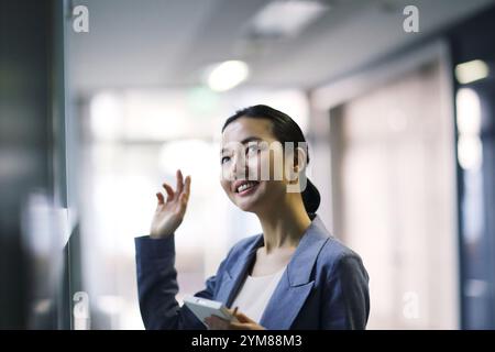 Lächelnde Geschäftsfrau mittleren Alters Stockfoto