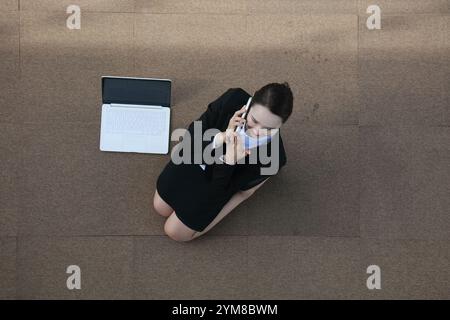 Frau, die Telefonanruf erhält Stockfoto