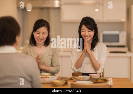 Eine Familie mit drei Personen, die essen Stockfoto