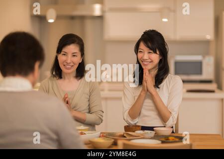 Eine Familie mit drei Personen, die essen Stockfoto