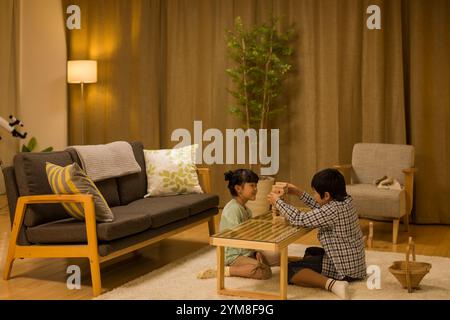 Bruder und Schwester spielen im Wohnzimmer Stockfoto