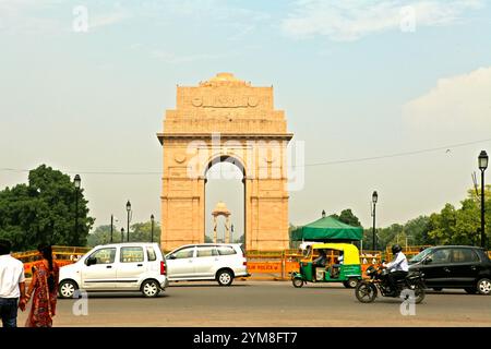 Das India Gate im Vordergrund des Straßenverkehrs in Neu-Delhi, Delhi, Indien. Stockfoto