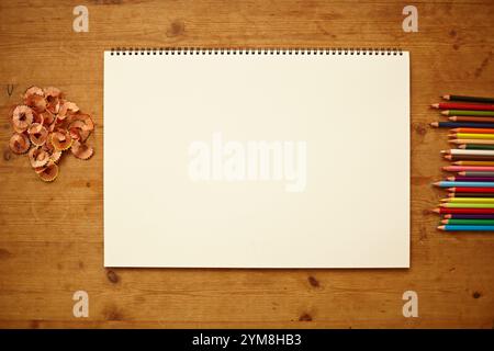Skizzenbuch und Farbstifte Stockfoto