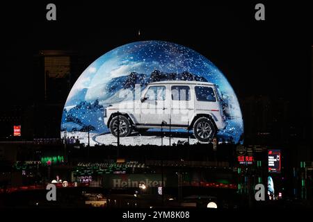Las Vegas, NV, USA. November 2024. Die Las Vegas Sphere zeigt eine Werbung für Mercedes vor dem Formel 1 Heineken Silver Las Vegas Grand Prix 2024 auf dem Las Vegas Street Circuit in Las Vegas, NV. Christopher Trim/CSM/Alamy Live News Stockfoto