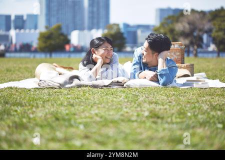 Paar mit einem Picknick im park Stockfoto