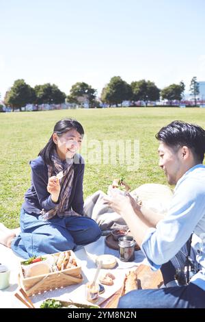 Paar mit einem Picknick im park Stockfoto