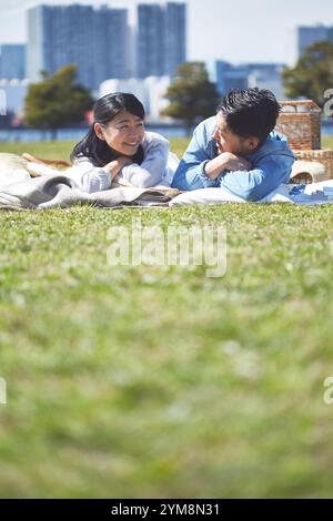 Paar mit einem Picknick im park Stockfoto