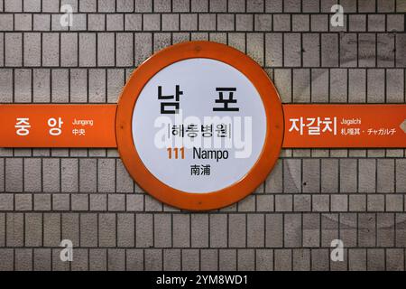 SEP 2024, Nampo Metro Station Schild in Busan, Südkorea Stockfoto