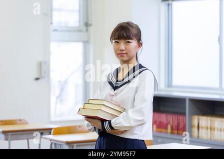 Junge japanische Studenten, die in einem Klassenzimmer studieren Stockfoto