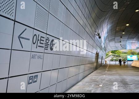 September 2024, Dongdaemun Design Plaza (DDP) in Seoul Stockfoto
