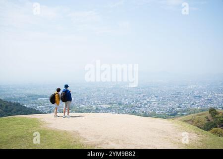 Mann und Frau stehen auf dem Berg Stockfoto