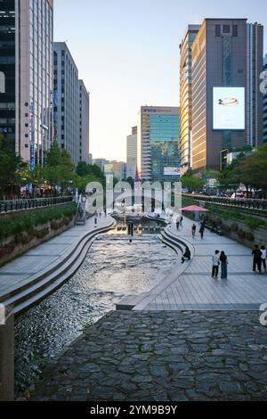 Der Cheonggyecheon Stream fließt durch das Herz von Seoul und bietet einen friedlichen, urbanen Zufluchtsort und einen malerischen Spaziergang am Fluss Stockfoto