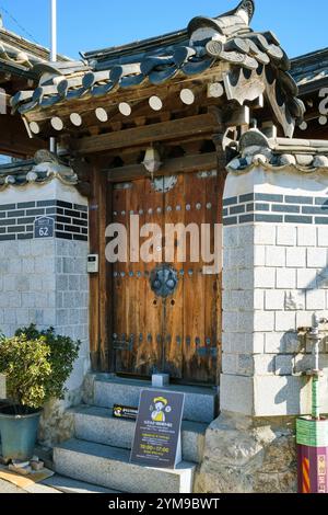 Oktober 2024, Bukchon Hanok Village in Seoul. Hanok ist ein traditionelles koreanisches Haus. Stockfoto