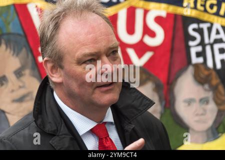 London, Großbritannien. April 2017. Dänische Bauarbeiter und EFBWW-Vertreter sprechen auf der Gedenkfeier International Workers&#8217; Memorial Day an der Statue eines Bauarbeiters auf Tower Hill, um an all jene zu erinnern, die 500 in den letzten zehn Jahren bei der Arbeit ums Leben kamen, hauptsächlich in der Bauindustrie, sowie an Verletzte, Behinderte und Unwohlsein, fast alle durch vermeidbare Zwischenfälle. In seiner Mitte stand ein Sarg mit Stiefeln, Schutzhelm, hochauflösendem tabard und Schutzbrille, umgeben von weiteren Helmen, einer für jeden der 43 Arbeiter, die dieses Jahr getötet wurden. Der Slogan des Tages war: "Erinnern Sie sich an die Toten - Kampf Stockfoto