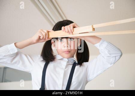 Grundschulmädchen mit großem Kompass Stockfoto