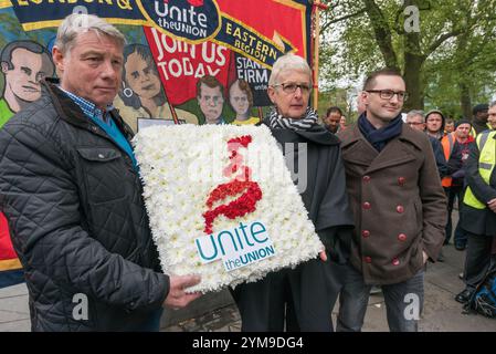 London, Großbritannien. April 2017. Der Unite-Kranz bei der International Workers&#8217; Memorial Day-Kundgebung an der Statue eines Bauarbeiters auf Tower Hill, um 500 in den letzten zehn Jahren, hauptsächlich in der Bauindustrie, sowie an Verletzte, Behinderte und Unwohlsein, fast alle durch vermeidbare Vorfälle. In seiner Mitte stand ein Sarg mit Stiefeln, Schutzhelm, hochauflösendem tabard und Schutzbrille, umgeben von weiteren Helmen, einer für jeden der 43 Arbeiter, die dieses Jahr getötet wurden. Der Slogan für den Tag lautete: "Erinnern Sie sich an die Toten - Kampf für die Lebenden". Nach den Redebeiträgen, Stockfoto