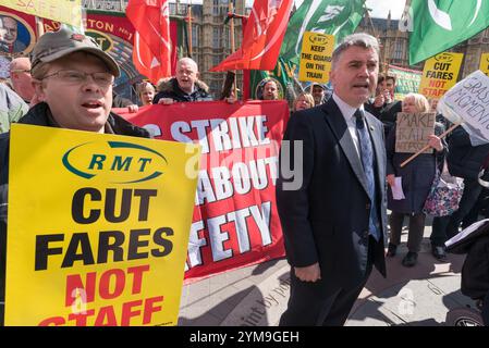 London, Großbritannien. April 2017. RMT-Generalsekretär Mick Cash (Mitte) mit Demonstranten beim nationalen Protest vor dem Parlament, um ein Jahr seit Beginn ihrer Auseinandersetzung mit Southern Rail über die Einführung des reinen Fahrerbetriebs zu feiern. Der Protest wurde von behinderten Zugfahrern der DPAC unterstützt, die die Anwesenheit von Wachleuten, die für die Türen zuständig sind, für die Sicherheit behinderter Fahrgäste von entscheidender Bedeutung sind. Die Sicherheit der Fahrgäste ist in den langen 8, 10 oder 12 Güterzügen auf vielen südlichen Strecken eindeutig gefährdet, es sei denn, ein Mitarbeiter befindet sich tatsächlich auf dem Bahnsteig, um die Passagiere in der Höhe zu überwachen Stockfoto