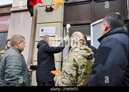 Nicht exklusiv: LEMBERG, UKRAINE - 15. NOVEMBER 2024 - Ein Priester segnet das Ukraines erste Rekrutierungszentrum der 67. Separaten Mechanisierten Brigade Inaugur Stockfoto