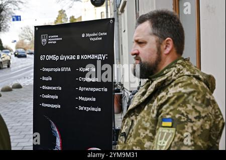 Nicht exklusiv: LVIV, UKRAINE - 15. NOVEMBER 2024 - Einweihung des ersten Rekrutierungszentrums der 67. Separaten Mechanisierten Brigade Take in Ukraines Stockfoto