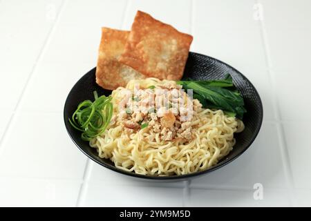 Cwie Mie Ayam Malang, indonesische gekochte Nudeln mit Gemüse, gehacktem Huhn und Pangsit-Crackern Stockfoto