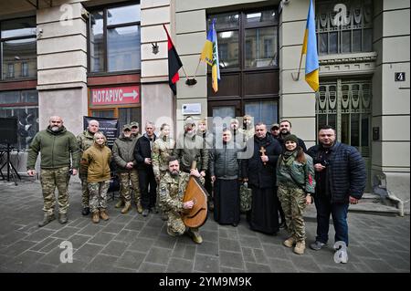 Nicht exklusiv: LEMBERG, UKRAINE - 15. NOVEMBER 2024 - Teilnehmer posieren für ein Gruppenfoto während der Eröffnung des ersten Rekrutierungszentrums der Ukraines 67 Stockfoto