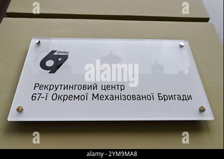 Nicht exklusiv: LVIV, UKRAINE - 15. NOVEMBER 2024 - Einweihung des ersten Rekrutierungszentrums der 67. Separaten Mechanisierten Brigade Take in Ukraines Stockfoto