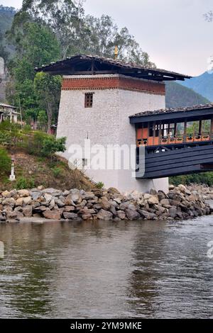 Teilblick auf den Punakha Dzong, auch bekannt als Pungtang Dechen Photrang Dzong, befindet sich im Punakha-Wangdue-Tal, Punakha, Bhutan Stockfoto