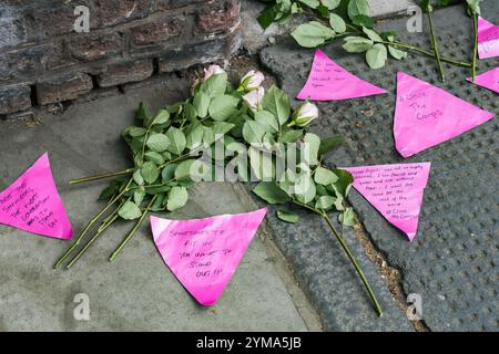 London, Großbritannien. April 2017. Die Menschen brachten rosafarbene Blumen und schrieben Nachrichten auf rosa Dreiecken vor den Toren der Konsularabteilung der russischen Botschaft, um Solidarität mit den LGBT-Menschen in Tschetschenien zu zeigen. Mehr als hundert Männer, die von den Behörden verdächtigt wurden, homosexuell zu sein, wurden eingesperrt, in Lager gebracht und gefoltert, wobei drei davon davon ausgegangen wurden, dass sie getötet wurden. Zu den Veranstaltungen zählen viele bekannte Persönlichkeiten des Landes, darunter TV-Persönlichkeiten und religiöse Persönlichkeiten. In der Amnestie-Petition heißt es: "Die tschetschenische Regierung hat gewonnen&#8217;nicht zugegeben, dass schwule Männer sogar in Tschetschenien existieren, geschweige denn, dass Th Stockfoto