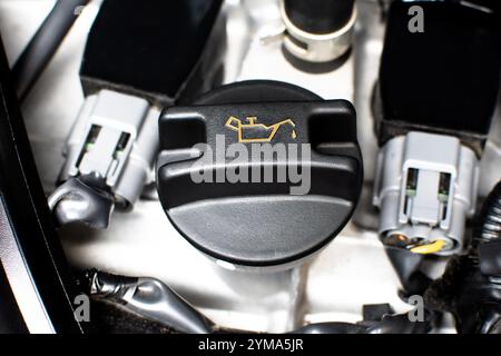 Nahaufnahme des Motoröldeckels mit Symbol auf dem Motorraum des Autos , Kfz-Teilekonzept Stockfoto